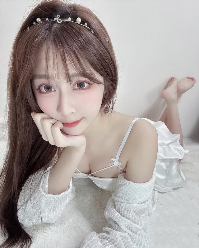 甜美外型「Elsa」甜美臉蛋下的飽滿胸器 (10P)