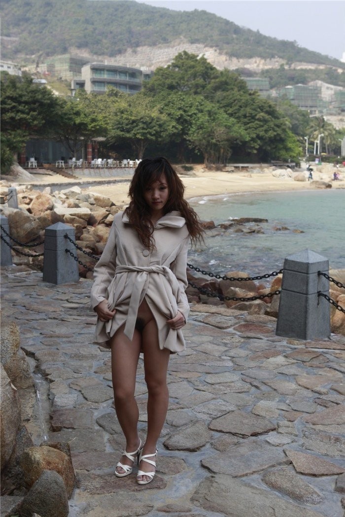 素人美女在海邊露出自拍 (10P)