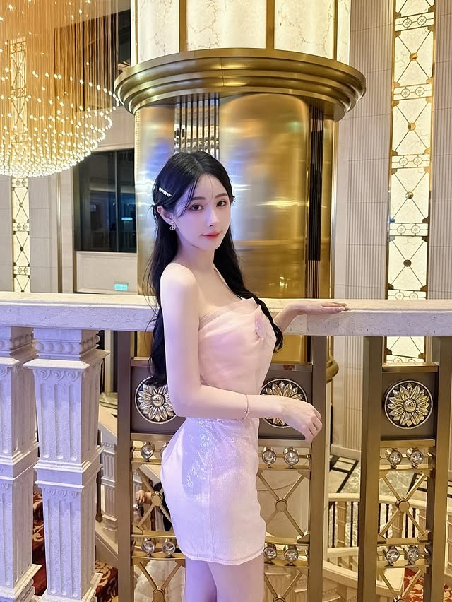直播正妹「Ula」甜美臉蛋下更是火爆美乳身材 (10P)