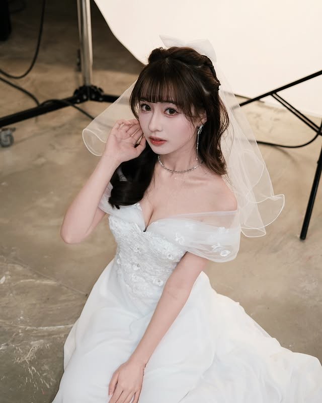 女神「佩霓??????????」解放姣好身材 逆天長腿實在不科學 (10P)