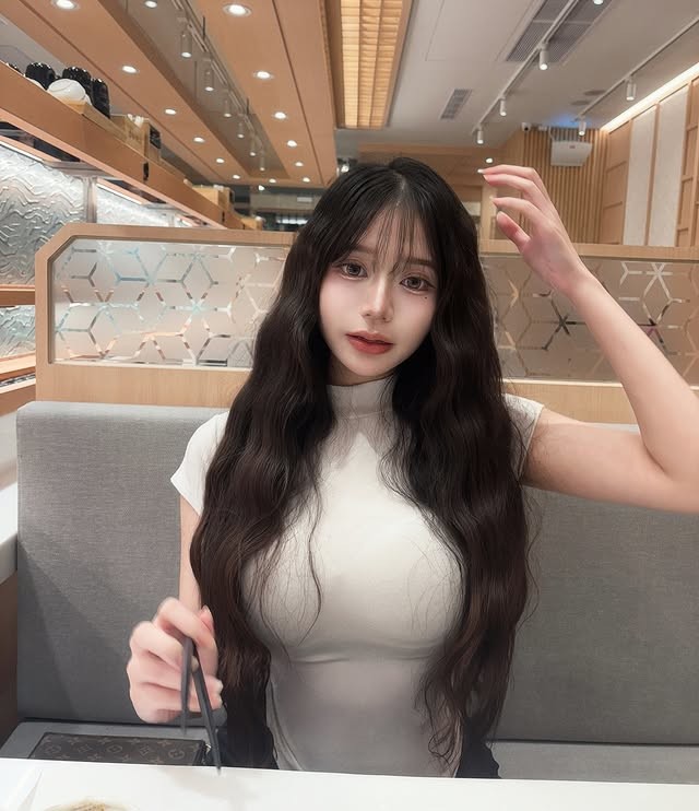甜美女友「NINA」又軟又綿一級棒「雪白嫩乳」大方溢出！零缺點秒圈粉 (10P)